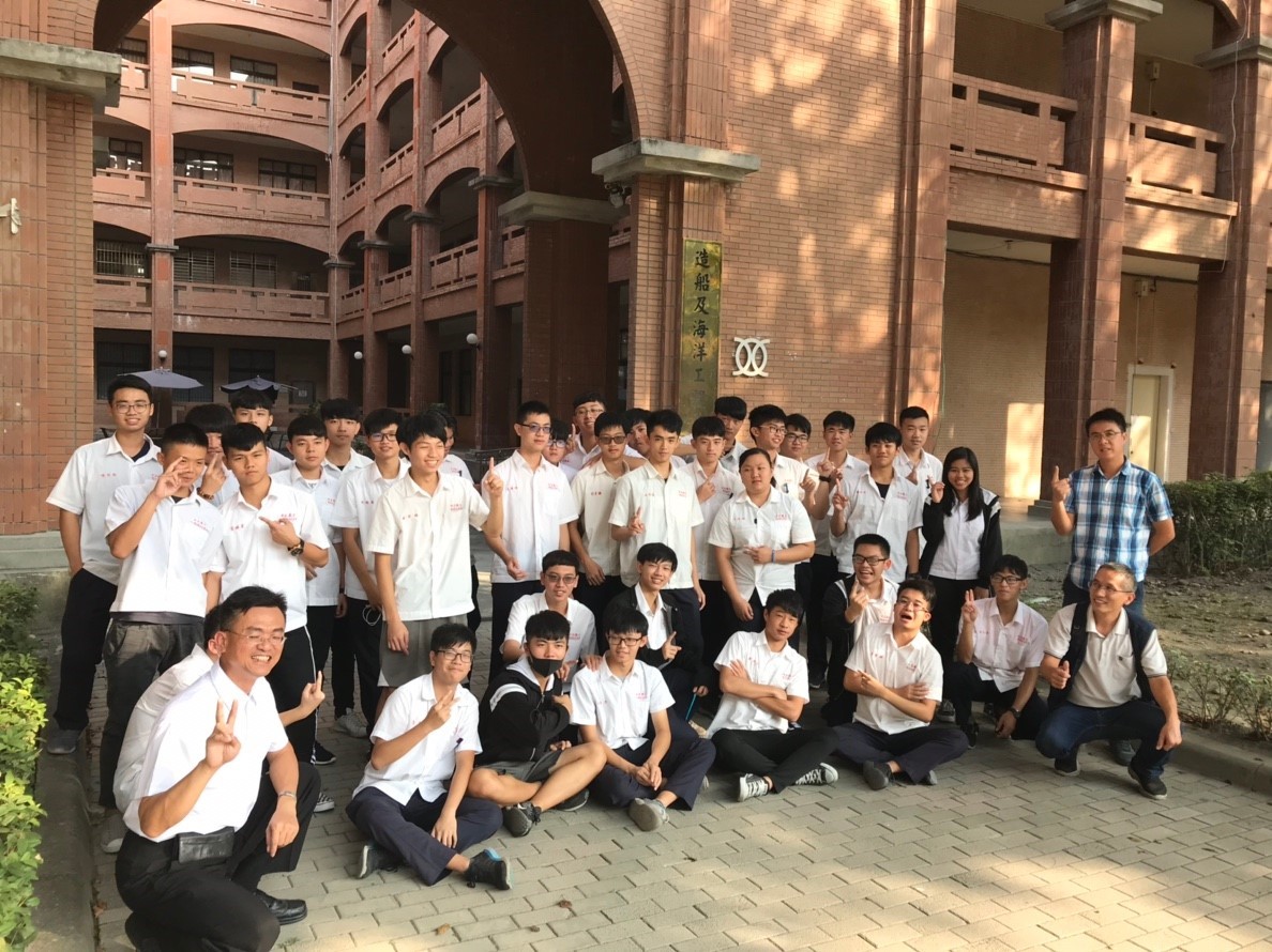 中正高工汽車科來訪 系館合照